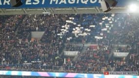 L'image du tifo marseillais brandi par des supporteurs parisiens