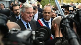 Le Premier ministre français Michel Barnier s'adresse à la presse lors de sa visite auprès des victimes des inondations, le 25 octobre 2024 à Givors (Rhône)
