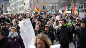 Un rassemblement d'opposants aux mesures restrictives prises contre le Covid-19, ce samedi 20 mars 2021 à Cassel, en Allemagne 