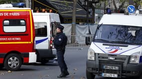 L'entrée du Bataclan est fermée par une bâche depuis la prise d'otages meurtrière du 13 novembre.