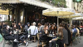 Des personnes profitant de la terrasse d'un commerce parisien le 19 mai 2021.