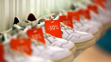 Des chaussures soldées sont exposées dans un magasin parisien au premier jour des soldes, le 20 janvier 2021