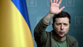 Le président ukrainien Volodymyr Zelensky fait un geste de la main lors d'une conférence de presse à Kiev le 3 mars 2022