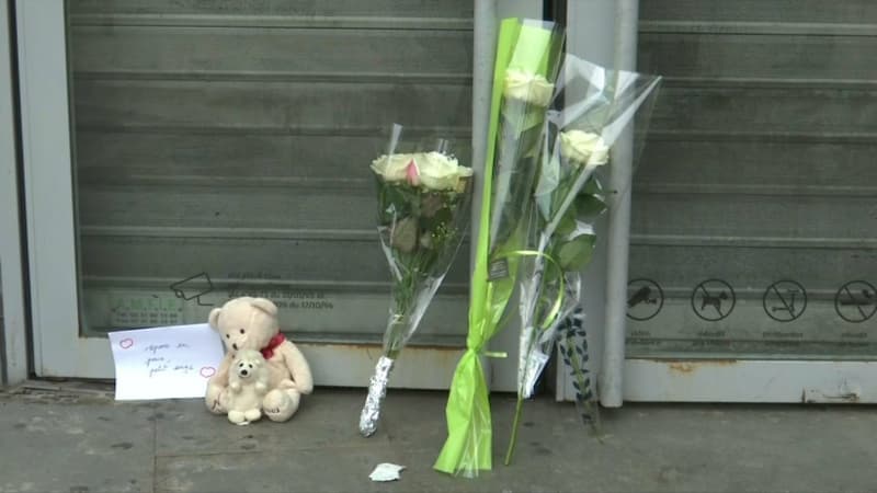 Des fleurs déposées devant le centre commercial à Argenteuil, à l'époque des faits en juin 2018.