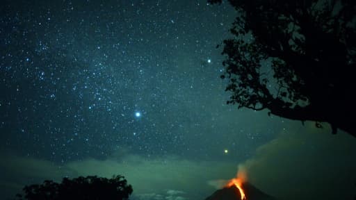 Eruption du volcan Moung Sinabung à Sumatra, en Indonésie, le 28 décembre 2017