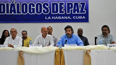 Les diplomates cubain Rodolfo Benitez (3e à d) et norvégien Dag Nylander (2e à g) au côté du commandant de la guérilla des Farc Ivan Marquez (d) et du chef de la délégation colombienne Humberto de la Calle (g) à La Havane, le 12 juillet ...