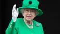 Elizabeth II saluant la foule, le 5 juin 2021