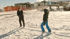 Une famille profite des premières neiges à Saint-Lary-Soulan, dans les Hautes-Pyrénées, le week-end des 6 et 7 novembre 2021