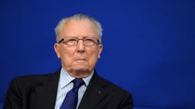 Légende AFP via Google traduction: "L'ancien chef de la Commission européenne, le Français Jacques Delors, écoute lors d'une conférence sur la compétitivité de l'économie française, au ministère de l'économie à Paris, le 6 novembre 2012. La conférence intervient alors que le gouvernement français organise un séminaire après Louis Gallois, ancien chef de la SNCF et la société EADS aérospatiale ont publié un rapport appelant à une réduction du coût du travail de 30 milliards d'euros."