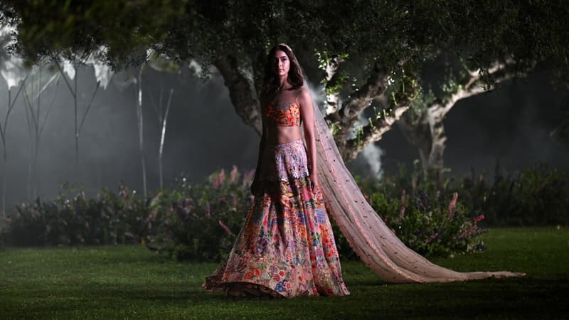 Un modèle de Rahul Mishra, à la Fashion Week de New Delhi.