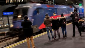 Des visiteurs assistent au départ du premier train Nightjet entre Vienne et Paris à la gare centrale de Vienne, en Autriche, le 13 décembre 2021.