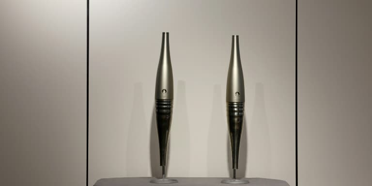 Deux torches olympiques qui seront utilisées pour transporter la flamme olympique des jeux de Paris 2024, en acier recyclé issu des laminoirs d'ArcelorMittal à Florange, en Moselle, le 4 avril 2024.