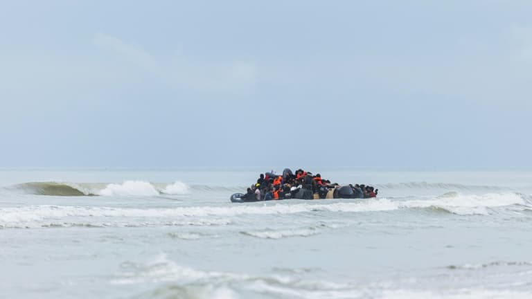 Des migrants se pressent sur le canot pneumatique d'un passeur pour tenter de traverser la Manche, après avoir quitté la plage de l'Ecault à Saint-Etienne-au-Mont, près de Neufchâtel-Hardelot, dans le Pas-de-Calais, le 30 octobre 2024