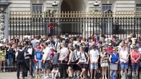 La foule devant le Buckingham Palace, résidence officielle de la monarchie britannique, au centre de Londres ce lundi