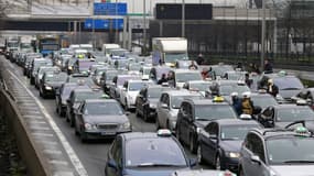 Vingt personnes ont été interpellées mardi matin en Ile-de-France lors des manifestations de chauffeurs de taxi contre la concurrence des véhicules de transport avec chauffeur (VTC) - 26 janvier 2016