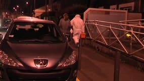 Enquêteurs devant le cabinet du dentiste agressé, lundi soir, dans le centre-ville du Blanc-Mesnil, en Seine-Saint-Denis.