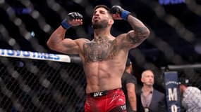 Ilia Topuria célèbre sa victoire sur Ryan Hall à l'UFC 264 en juillet 2021