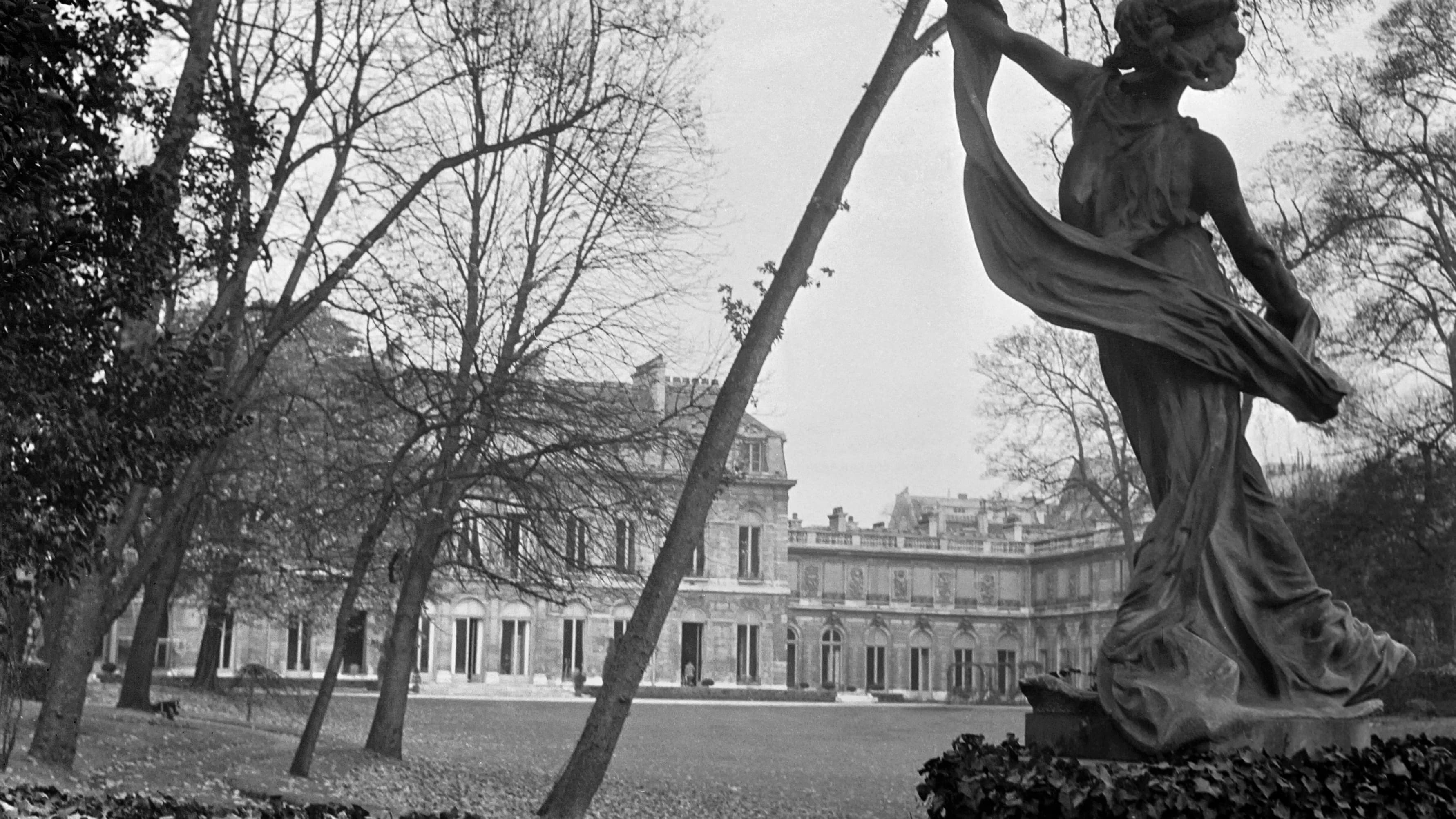 Dans l'Odyssée, Homère décrit l'Élysée comme un lieu où "la plus douce vie est offerte aux humains": "Jamais neige ni grands froids ni averses non plus ; On ne sent partout que zéphyrs dont les brises sifflantes montent de l'Océan pour donner la fraîcheur aux hommes." Dans l'Odyssée, Homère décrit l'Élysée comme un lieu où "la plus douce vie est offerte aux humains": "Jamais neige ni grands froids ni averses non plus ; On ne sent partout que zéphyrs dont les brises sifflantes montent de l'Océan pour donner la fraîcheur aux hommes."
