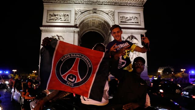 Des supporters du PSG sur les Champs-Elysées mardi soir.