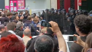 Les premiers heurts ont éclaté à Paris après que certains manifestants ont quitté le trajet du cortège contre la loi Travail.