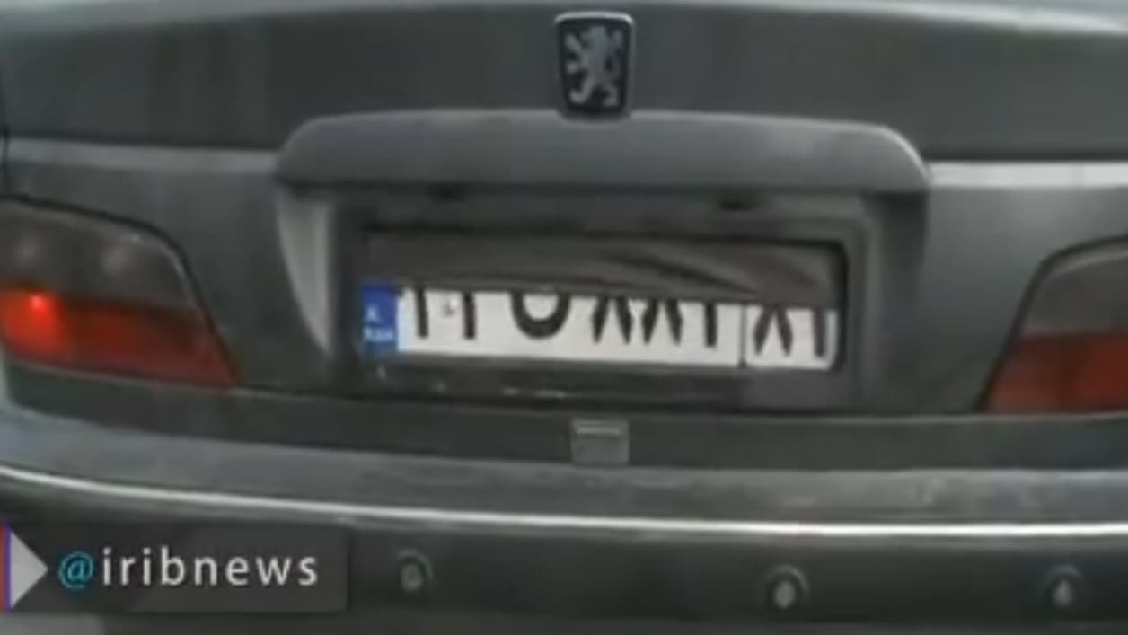 En appuyant sur un bouton dans l'habitacle, la plaque de cet automobiliste peut être cachée en quelques secondes. En appuyant sur un bouton dans l'habitacle, la plaque de cet automobiliste peut être cachée en quelques secondes.