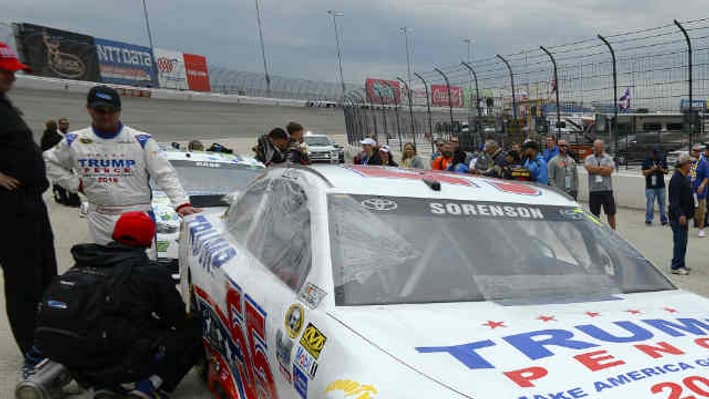 Le milieu NASCAR a fortement soutenu Trump pendant la campagne. Le milieu NASCAR a fortement soutenu Trump pendant la campagne.
