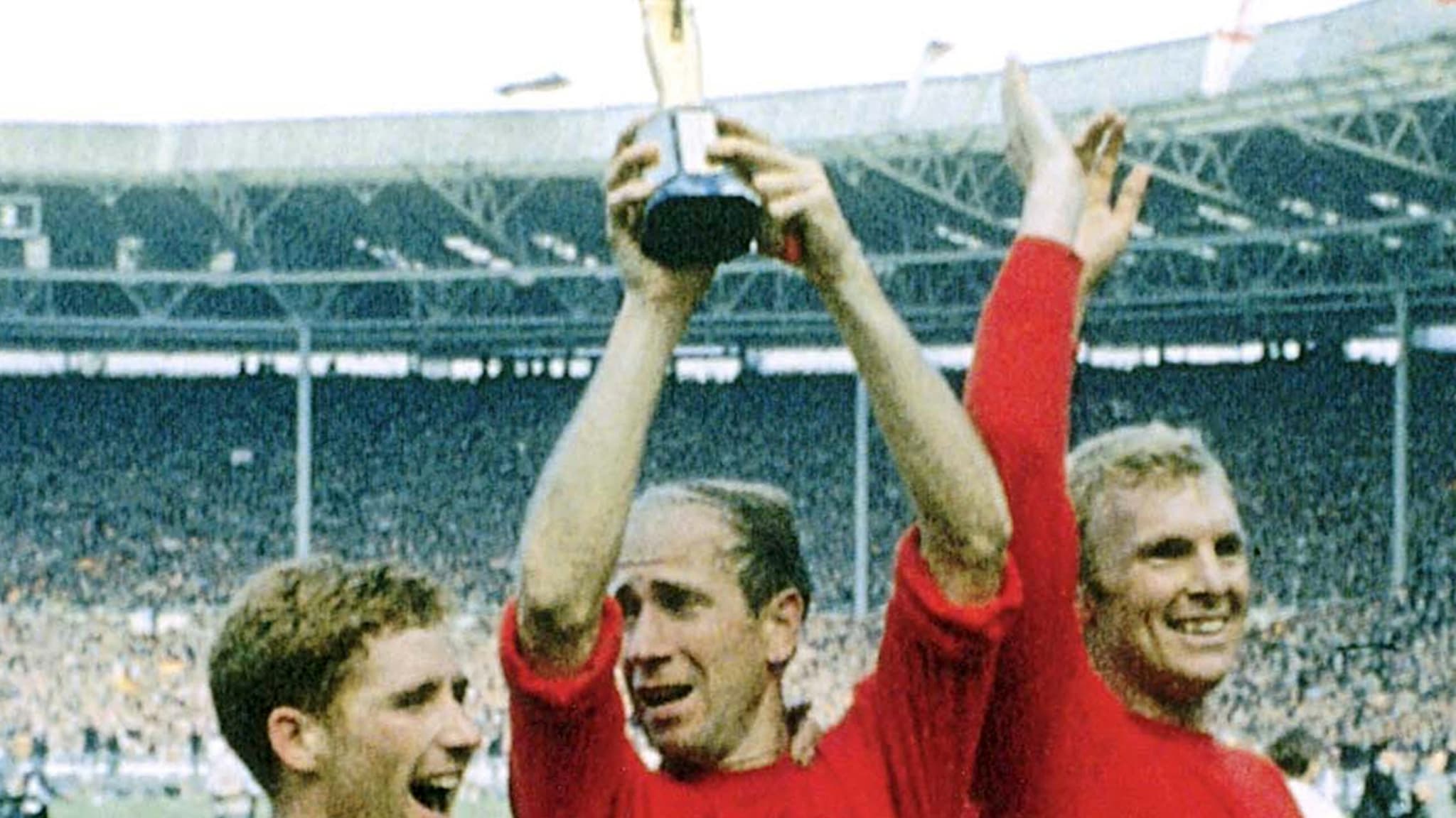 Bobby Charlton avec la Coupe du monde en 1966