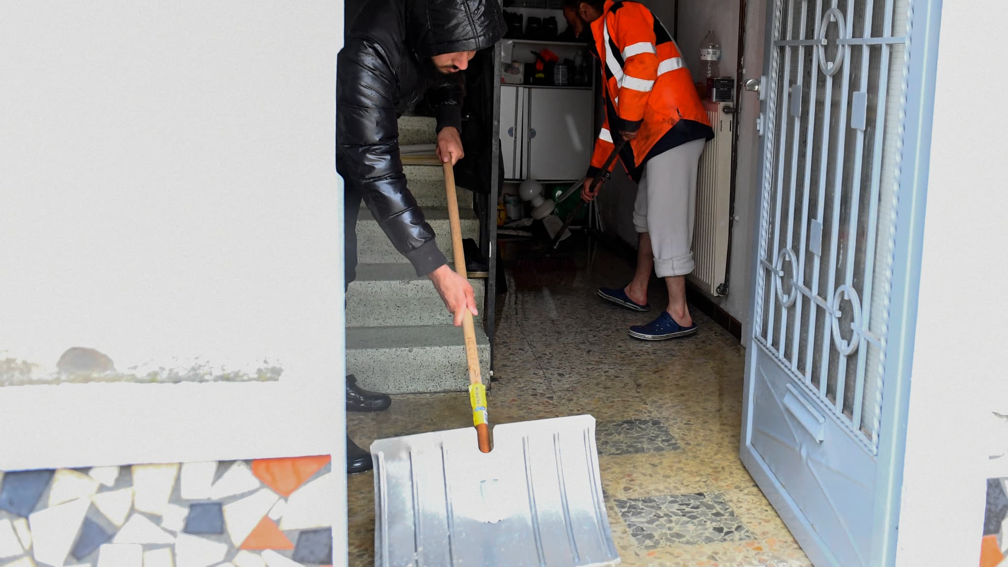 Des habitants évacuent l'eau d'un immeuble de Boulay-Moselle, le 17 mai 2024