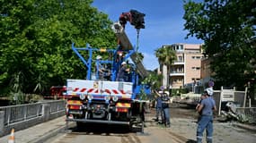 Une grue soulève un poteau électrique cassé après une inondation causée par de fortes pluies dans le village de Cavalière, commune du Lavandou dans le département du Var, dans le sud-est de la France, le 20 mai 2025