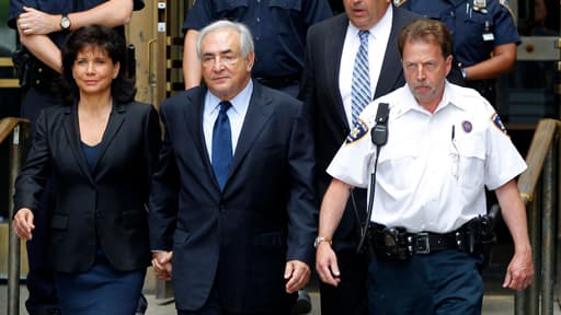 Dominique Strauss-Kahn et son épouse Anne Sinclair, sortant du tribunal de New York ce lundi 6 juin.
