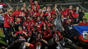 Les joueurs de Lille fêtent leur titre de champion de France à l'issue du match de Ligue 1 à Angers, le 23 mai 2021