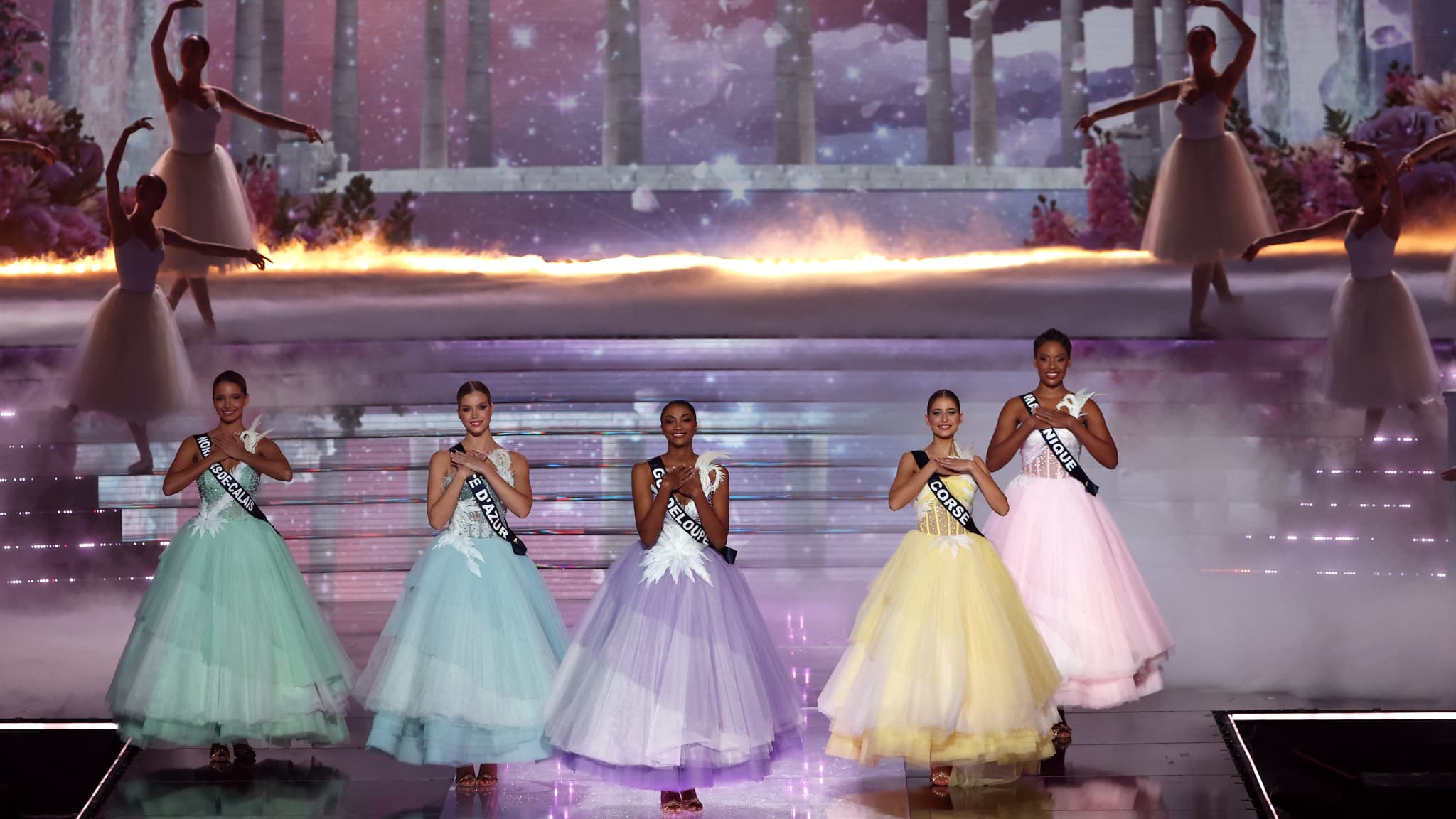 Les 5 finalistes pour Miss France 2025 le 14 décembre 2024 à Poitiers.