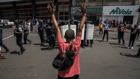 Un manifestant fait un geste en direction des forces de sécurité lors d'une manifestation contre les coupures répétées d'eau et d'électricité à Antananarivo, le 25 septembre 2025.