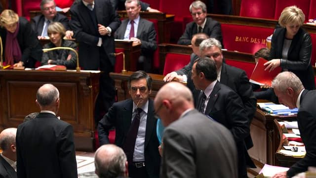 Les membres du gouvernement, à l'invite de François Fillon, ont quitté mardi l'hémicycle de l'Assemblée nationale après qu'un député socialiste eut comparé les propos de Claude Guéant sur les civilisations à l'idéologie nazie. /Photo prise le 7 février 20
