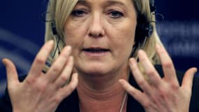 La présidente du Front national Marine Le Pen estime que l'UMP ne peut plus représenter une opposition "crédible et sérieuse", après que l'équipe de François Fillon a remis en cause la victoire de Jean-François Copé à la présidence du principal parti de d