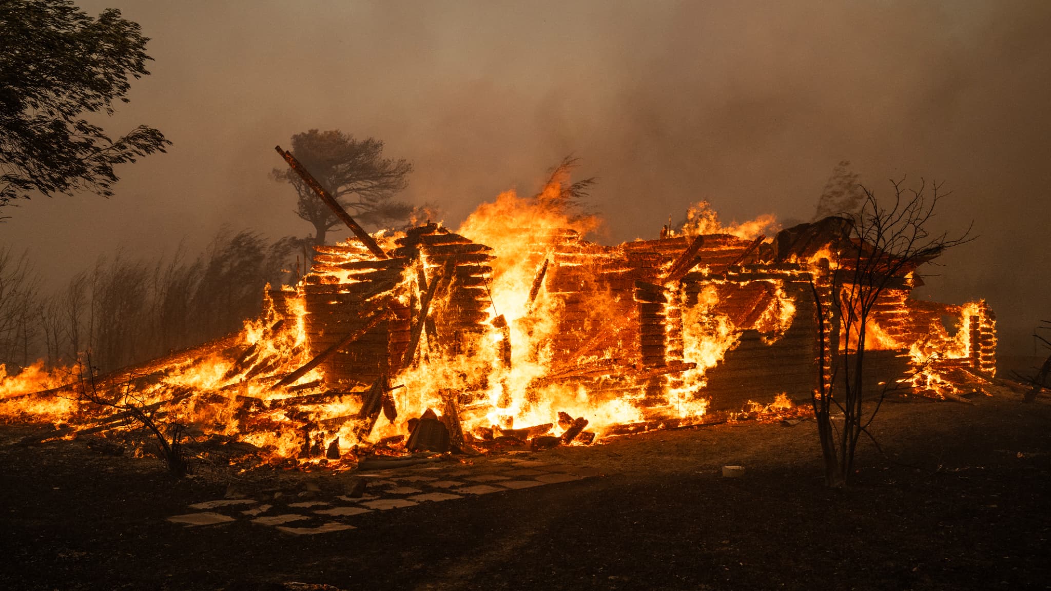 Une maison ravagée par les flammes à Varnavas, au nord d'Athènes, le dimanche 11 août 2024.
Une maison ravagée par les flammes à Varnavas, au nord d'Athènes, le dimanche 11 août 2024.