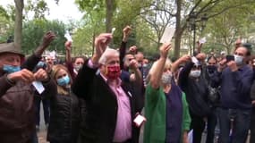 Bars fermés à 22h à Paris: des patrons en colère jettent symboliquement leurs clés au sol