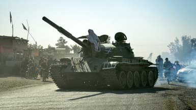 Des agents de sécurité talibans à bord d'un char d'assaut se dirigent vers la frontière alors que des affrontements ont lieu entre les talibans et les forces pakistanaises, dans la province de Kandahar, le 15 octobre 2025. 