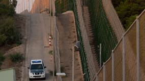 La triple clôture d'enceinte qui sépare l'enclave espagnole de Melilla du Maroc.