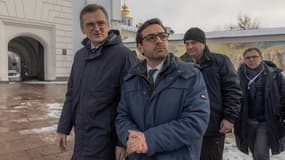 Stéphane Séjourné avec le ministre ukrainien des Affaires étrangères Dmytro Kuleba à Kiev le samedi 13 janvier 2023.