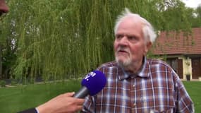 Claude, un habitant de Saint-Agnan-de-Cernières (Eure), condamné à un stage de citoyenneté après avoir affiché devant sa maison une banderole à l'encontre d'Emmanuel Macron.