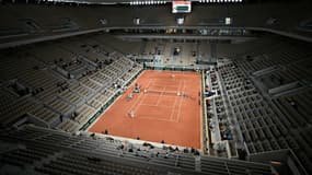 Le Belge David Goffin aux prises avec l'Italien Jannick Sinner, lors de leur match du 1er tour, le 27 septembre 2020 sur le court Philippe Chatrier lors du tournoi de Roland-Garros à Paris