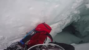 Un jeune alpiniste chute de plusieurs mètres dans une crevasse