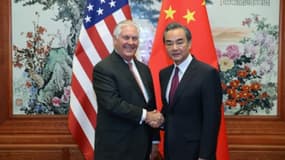 L'ex secrétaire d'Etat Rex Tillerson et son homologue chinois Wang Yi à Pékin le 30 septembre 2017 