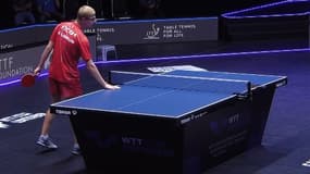 Le Français Félix Lebrun s'essuie la main sur la table pendant la finale du WTT Star Contender de Ljubljana, juin 2024