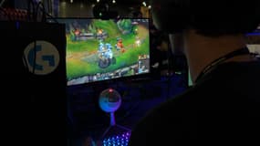 Un homme en train de jouer à League of Legends lors du Gap Good Game 2024 à l'Alp Arena de Gap (Hautes-Alpes), le samedi 18 mai.