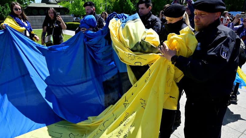 La police allemande en train de replier un drapeau ukrainien ce dimanche 8-Mai à Berlin.