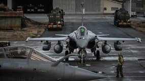 Deux avions de chasse Rafale de l'Armée de l'Air et de l'Espace française, sur le tarmac de la base aérienne 120 de Cazaux, dans le sud-ouest de la France, le 29 janvier 2026, lors de l'exercice TOPAZE 2026.