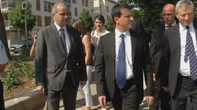 Le ministre de l'Intérieur, Manuel Valls, s'est rendu à Trappes pour rendre visite aux policiers.