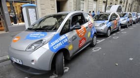 La mairie de Paris et Europcar ont trouvé un accord à l'amiable pour conserver au service francilien de location de voitures électriques son nom "Autolib'", au coeur d'une bataille devant les tribunaux depuis plusieurs mois. /Photo d'archives/REUTERS/Gonz
